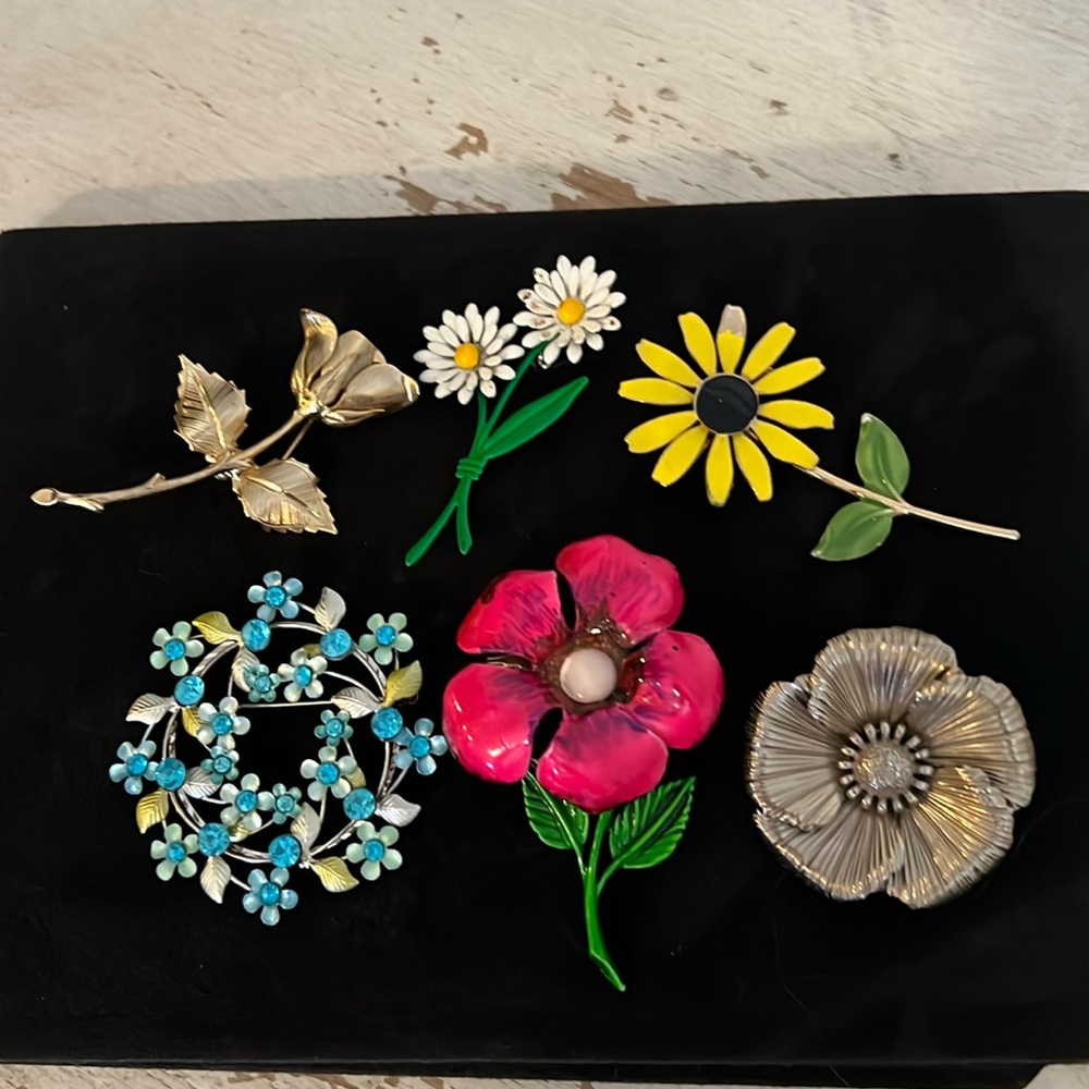 Lot vintage enamel & crystal unmarked flower brooches